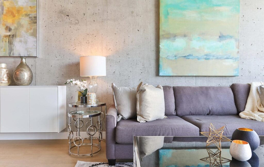 interior sala con cojines y espacio amplio