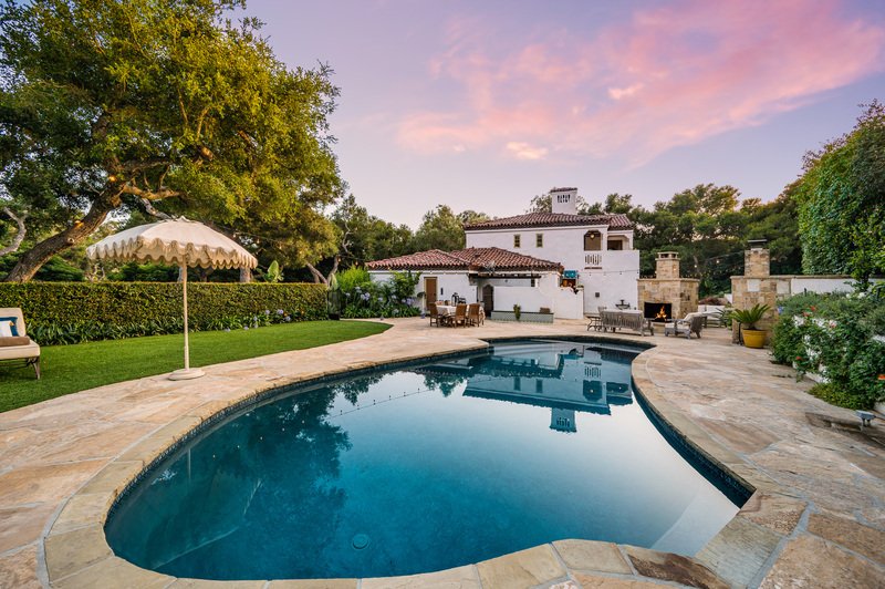 Casa grande en Puebla, con alberca y jardín al atardecer