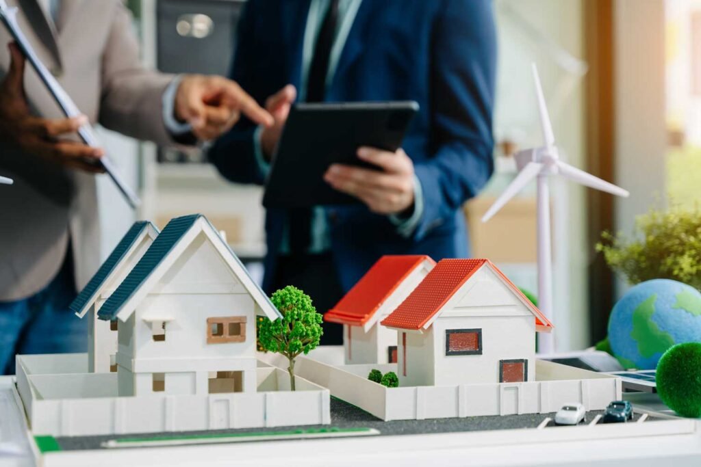 Dos personas haciendo un trato de compraventa de una casa.