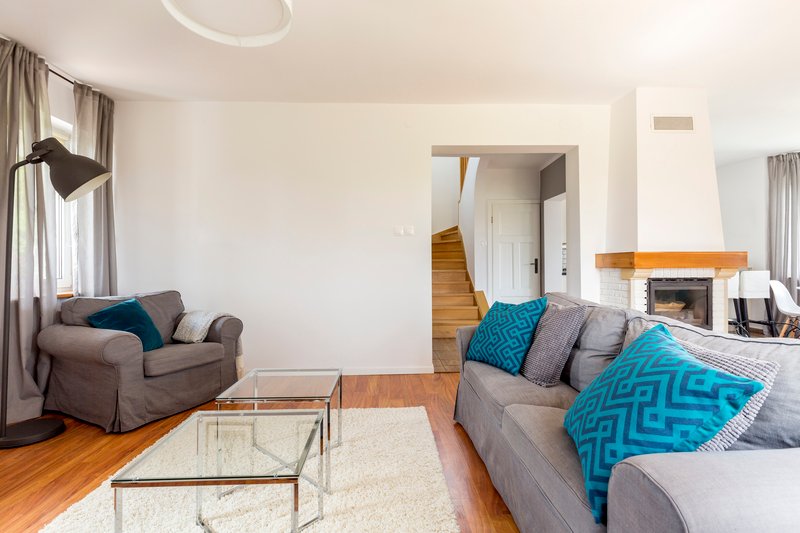 Amplio y moderno salón con chimenea y escalera.