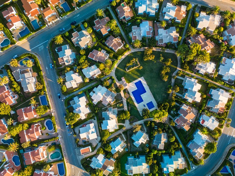 Toma aérea con dron en un vecindario en la ciudad de Puebla